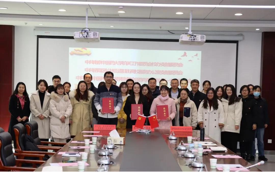 签署协议现场.jpg 签署协议现场.jpg